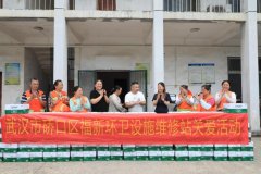 爱心企业万箱矿泉水致敬“城市美容师